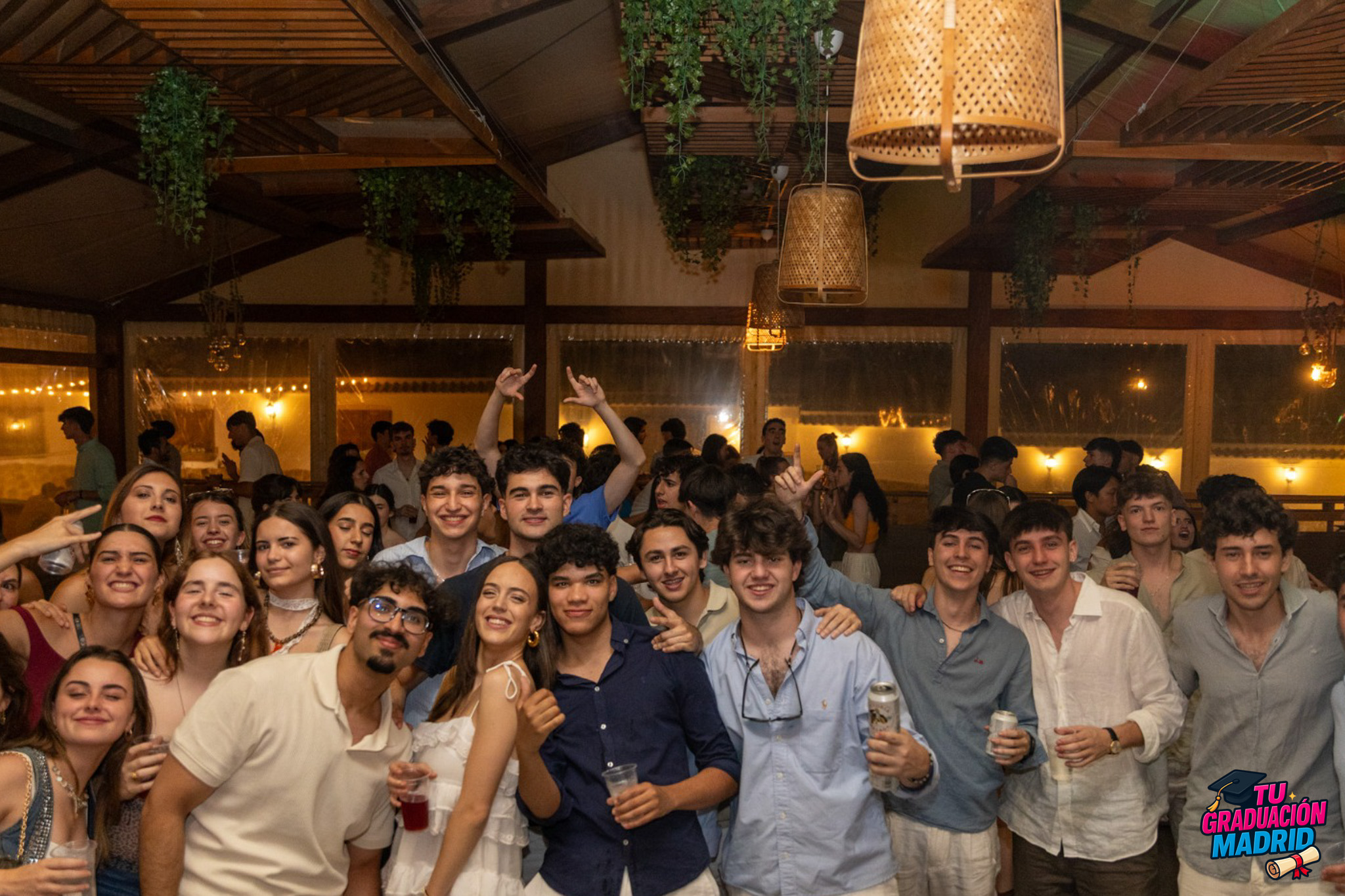 Fiesta de graduación con barra libre y DJ